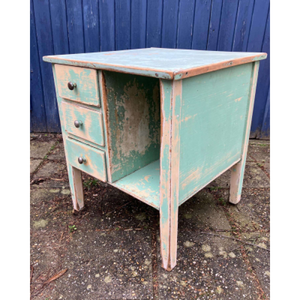 Vintage audiokastje met drie lades